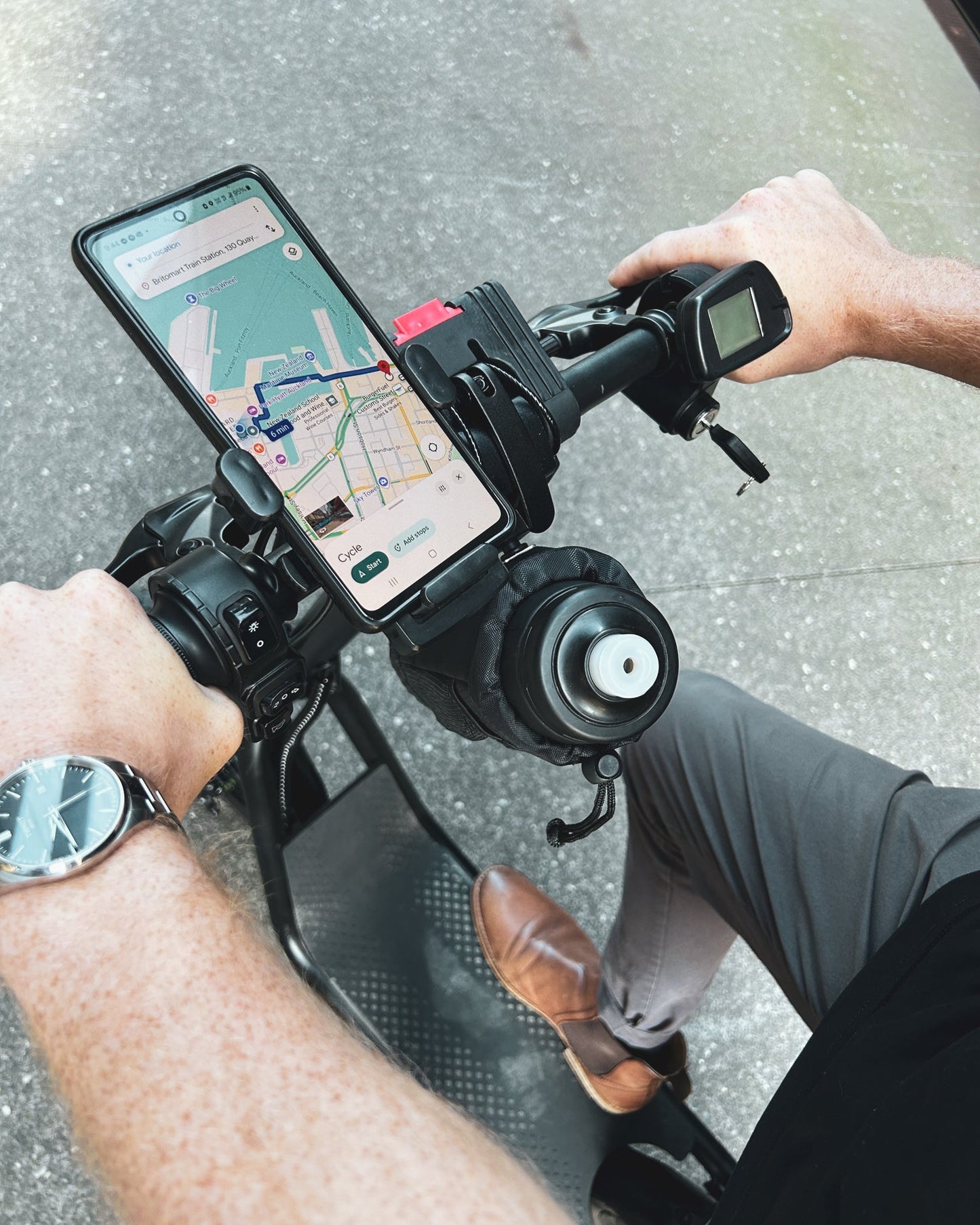 smart phone charging on e-scooter